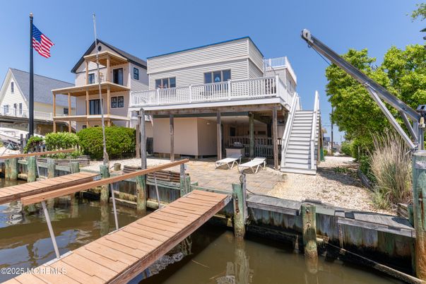 Exterior, Lake