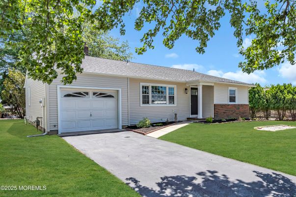Attached, Exterior, Facade, Ranch