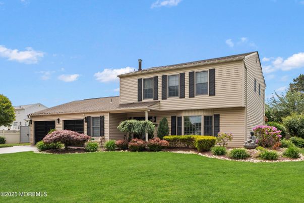 Attached, Exterior, Facade, Split Level