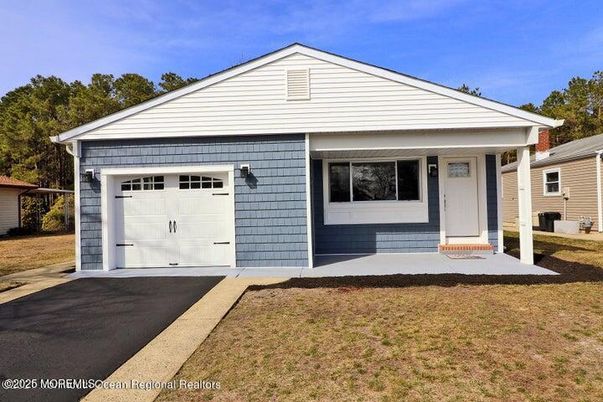 Attached, Exterior, Facade, Ranch