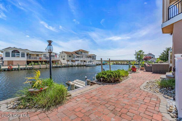 Exterior, Lake