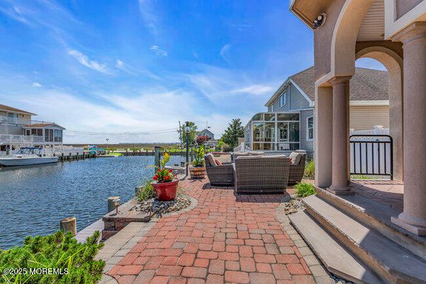 Exterior, Lake