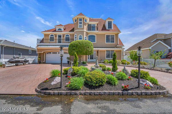 Attached, Exterior, Facade, Queen Anne Victorian
