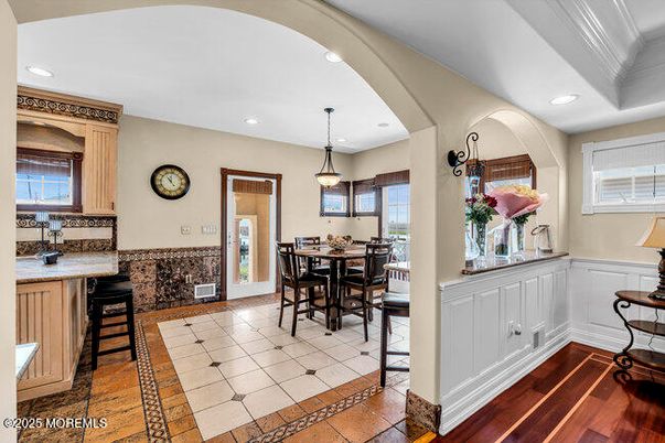 Dining room, Interior, Kitchen, Pendant Lights, Recessed Lighting, Wood Texture Flooring