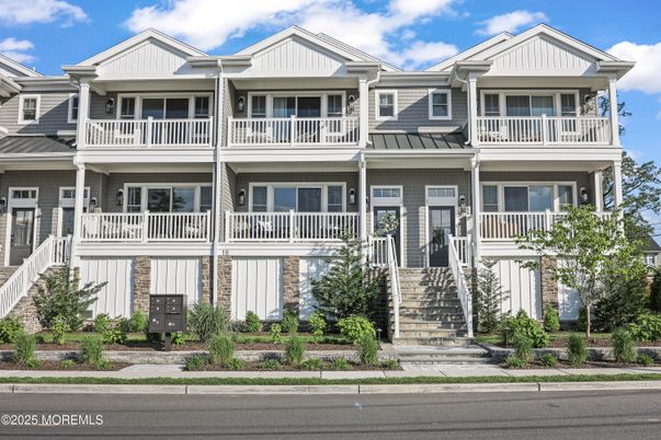 Exterior, Facade, Rowhouse