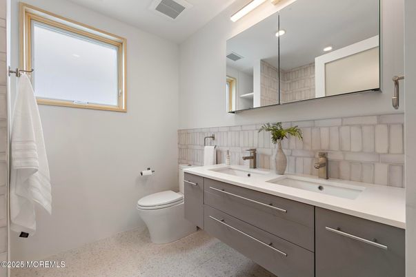 Bathroom, Dual Sink Vanities, Interior, Recessed Lighting