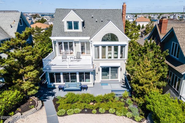 Exterior, Facade, Queen Anne Victorian