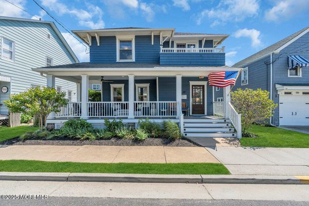 Attached, Exterior, Facade, American Foursquare
