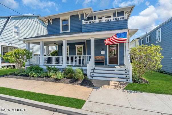 Exterior, Facade, American Foursquare