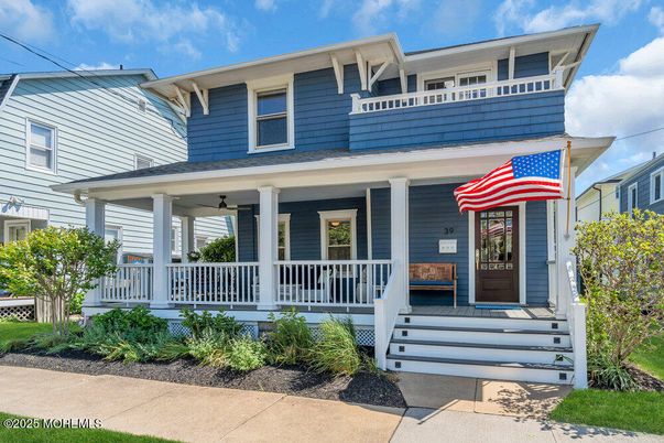 Exterior, Facade, American Foursquare