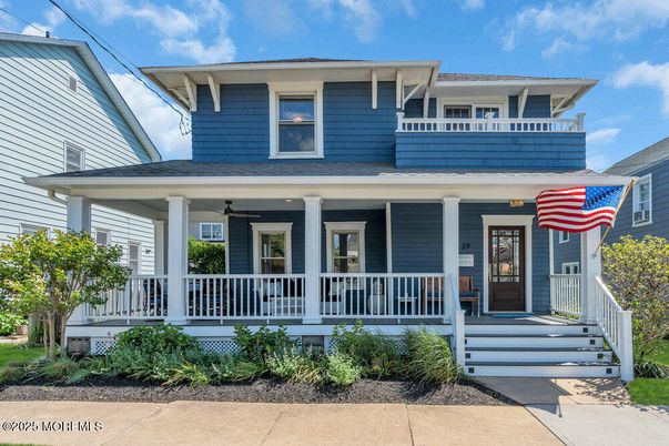 Exterior, Facade, American Foursquare