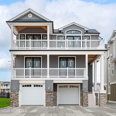 Attached, Exterior, Facade, Queen Anne Victorian