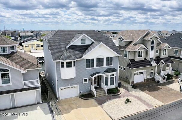 Attached, Exterior, Facade, Rowhouse