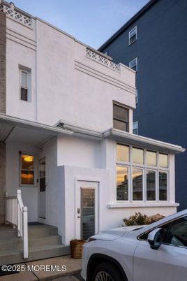Exterior, Facade, Modern