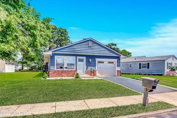 Attached, Exterior, Facade, Ranch