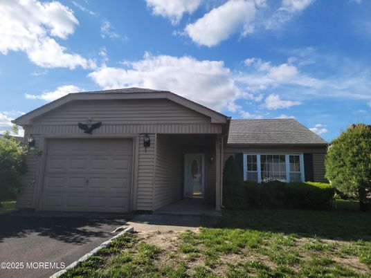 Attached, Exterior, Facade, Ranch