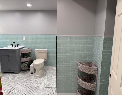 Bathroom, Interior, Recessed Lighting