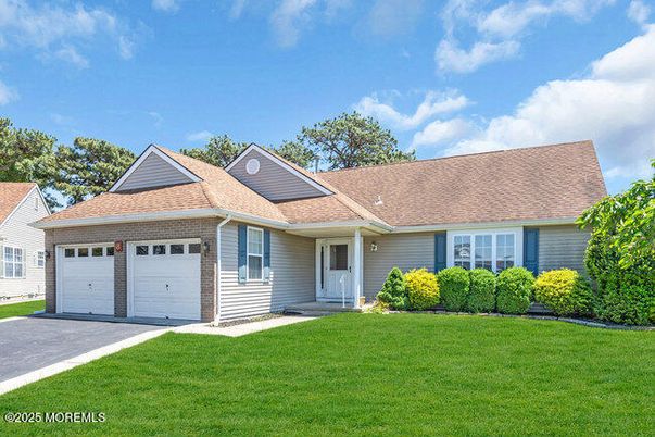 Attached, Exterior, Facade, Ranch