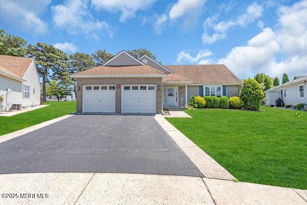 Attached, Exterior, Facade, Ranch