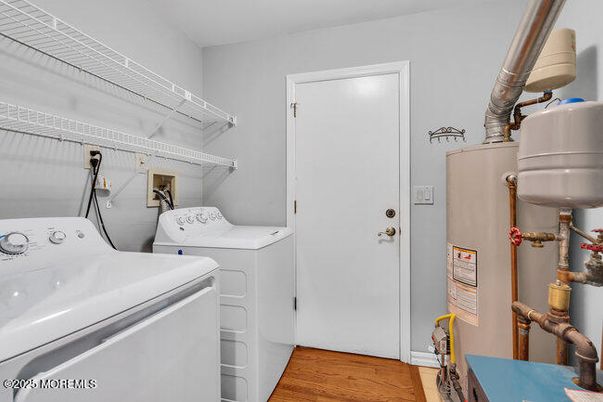 Interior, Utility Closets, Washer, Wood Texture Flooring