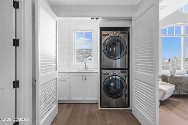 Interior, Utility Closets, Washer, Wood Texture Flooring