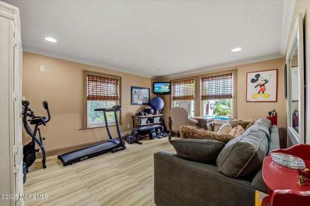 Fitness Equipment, Interior, Living room, Recessed Lighting, Wood Texture Flooring