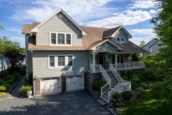 Attached, Exterior, Facade, Queen Anne Victorian