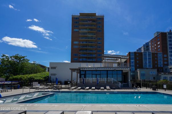 Exterior, Facade, Pool, Highrise