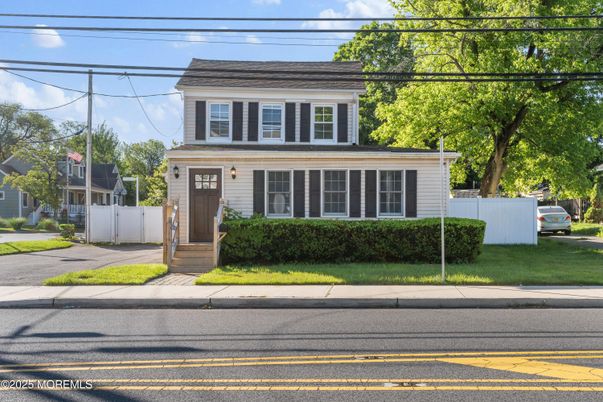 Exterior, Facade, American Foursquare