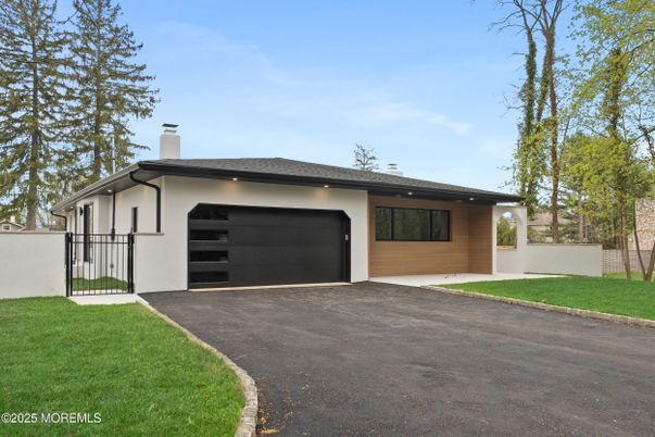 Attached, Exterior, Facade, Ranch