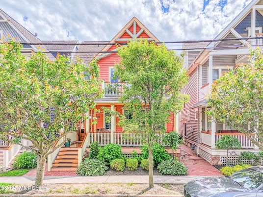 Exterior, Facade, Queen Anne Victorian