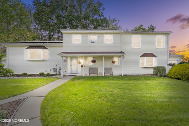 Exterior, Facade, Raised Ranch