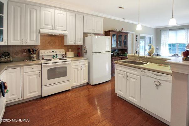 Interior, Kitchen, Pendant Lights, Wood Texture Flooring
