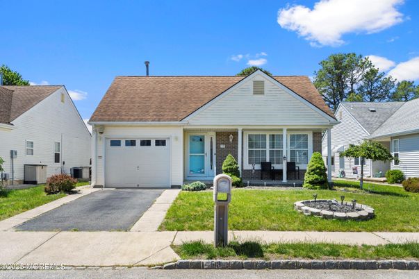 Attached, Exterior, Facade, Ranch