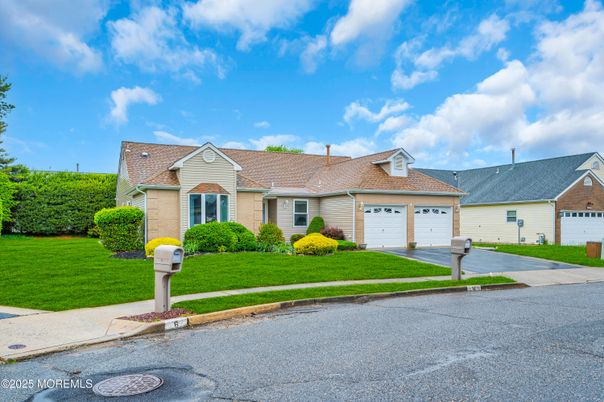 Attached, Exterior, Facade, Cape Cod