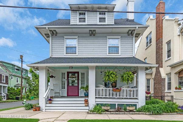 Exterior, Facade, American Foursquare
