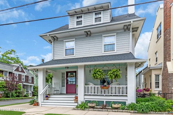 Exterior, Facade, American Foursquare