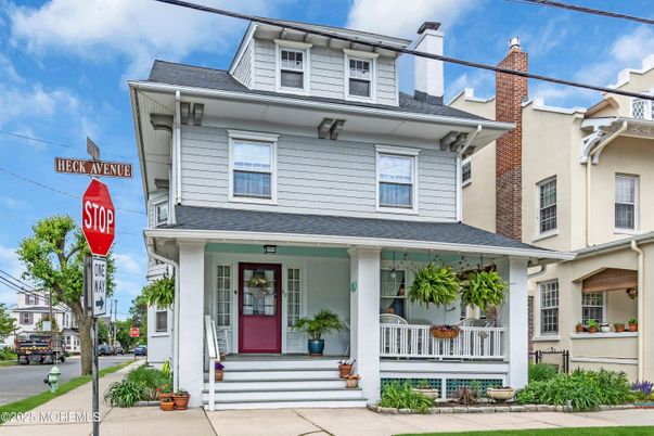 Exterior, Facade, American Foursquare
