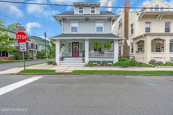 Exterior, Facade, American Foursquare