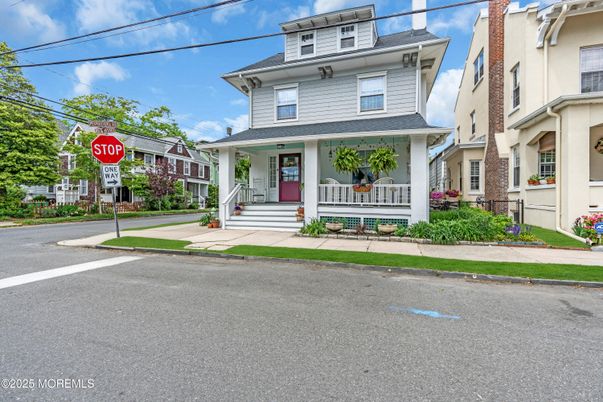 Exterior, Facade, American Foursquare