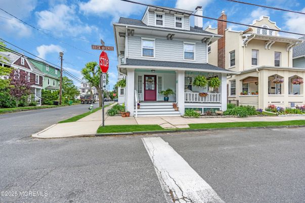 Exterior, Facade, American Foursquare