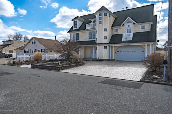 Attached, Exterior, Facade, Farmhouse