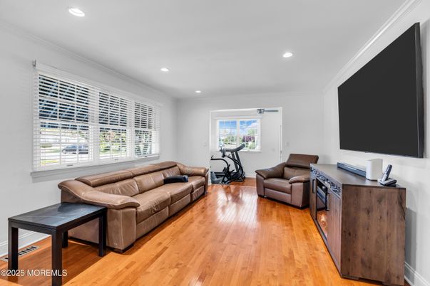 Fitness Equipment, Interior, Living room, Recessed Lighting, Wood Texture Flooring