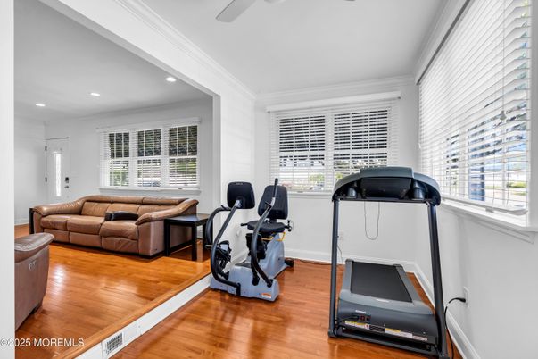 Fitness Equipment, Interior, Living room, Recessed Lighting, Wood Texture Flooring
