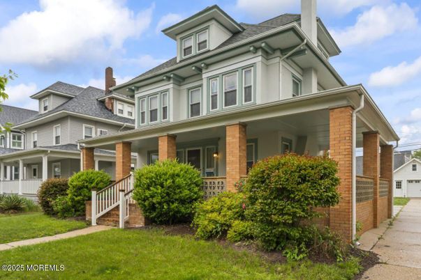 Exterior, Facade, American Foursquare