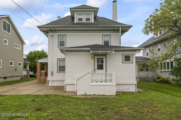 Exterior, Facade, American Foursquare