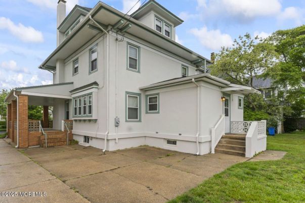 Exterior, Facade, American Foursquare