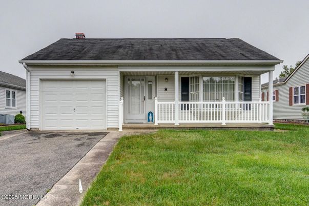 Attached, Exterior, Facade, Cape Cod