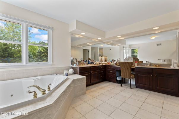 Bathroom, Dual Sink Vanities, Interior, Recessed Lighting