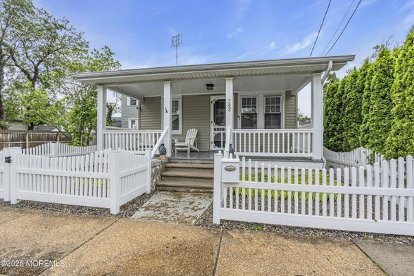 Exterior, Facade, American Foursquare